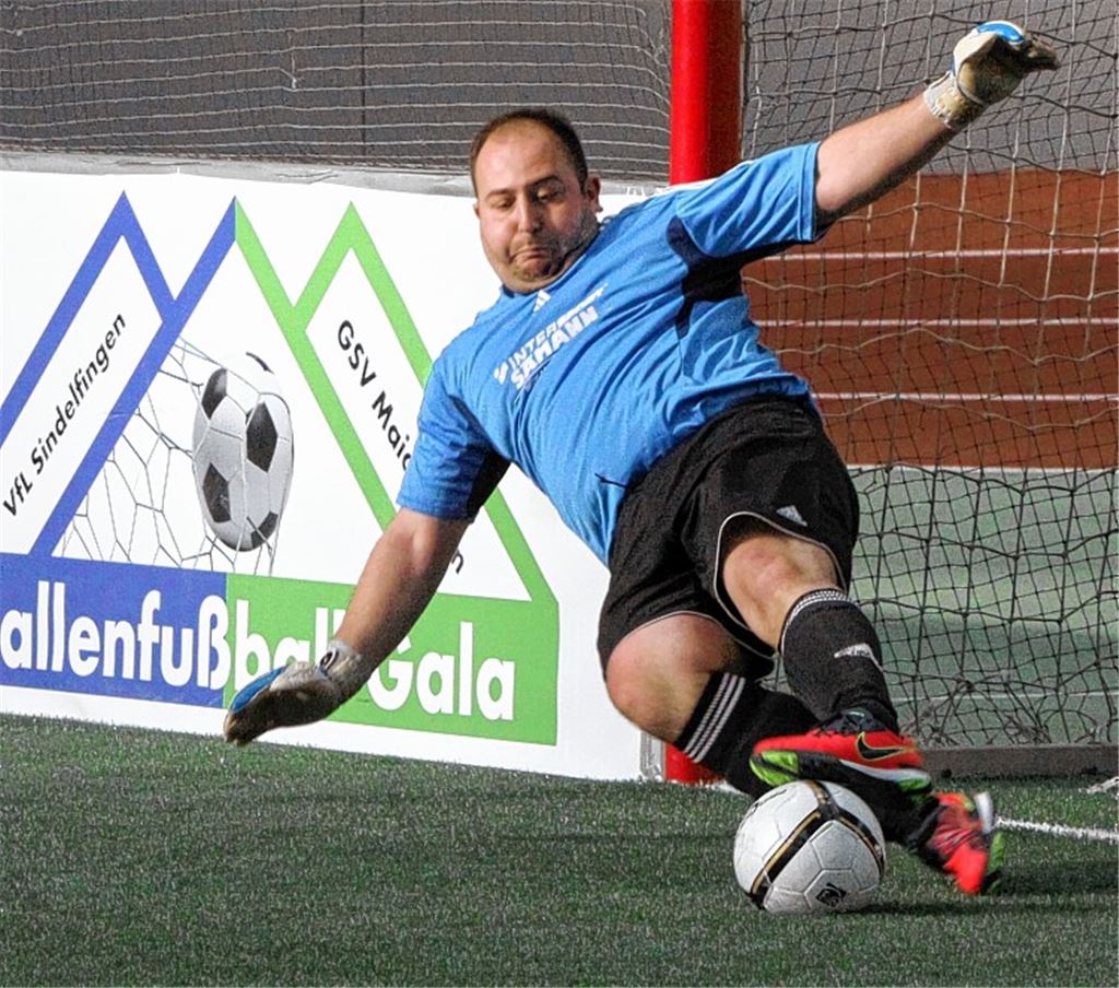 Artistische Torhüter-Einlage: Dominik Deutschbein pariert im Neunmeterschießen gegen den TSV Wäschenbeuren zwei Bälle. Foto: Eigner