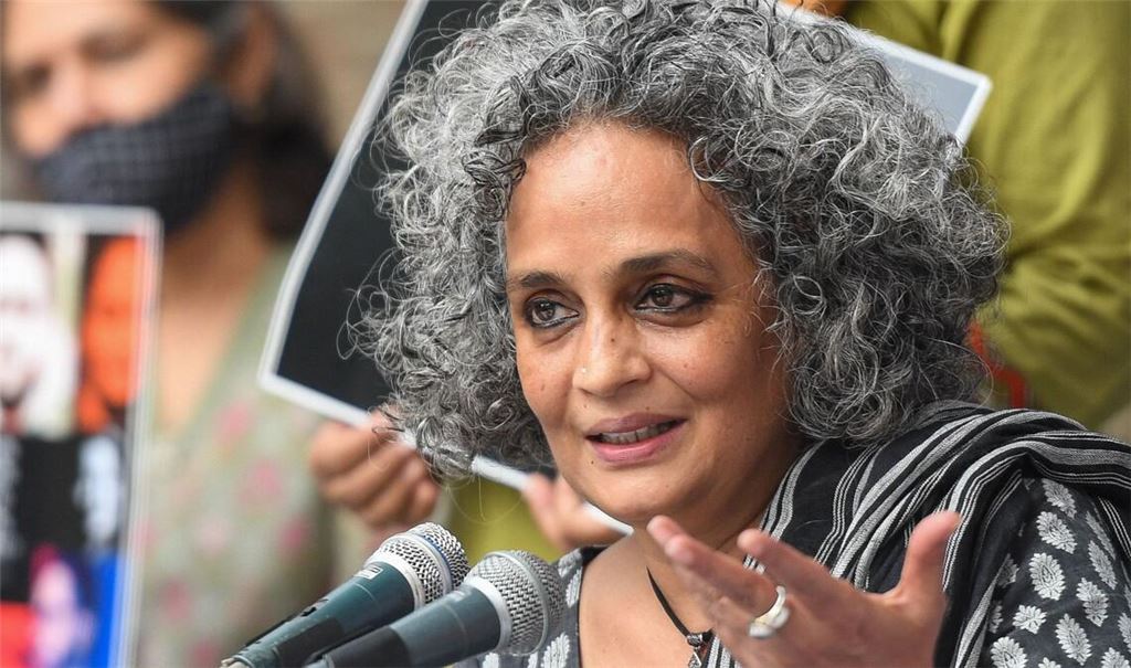 Arundhati Roy kritisiert die Haltung der Jury zum Gazakrieg.