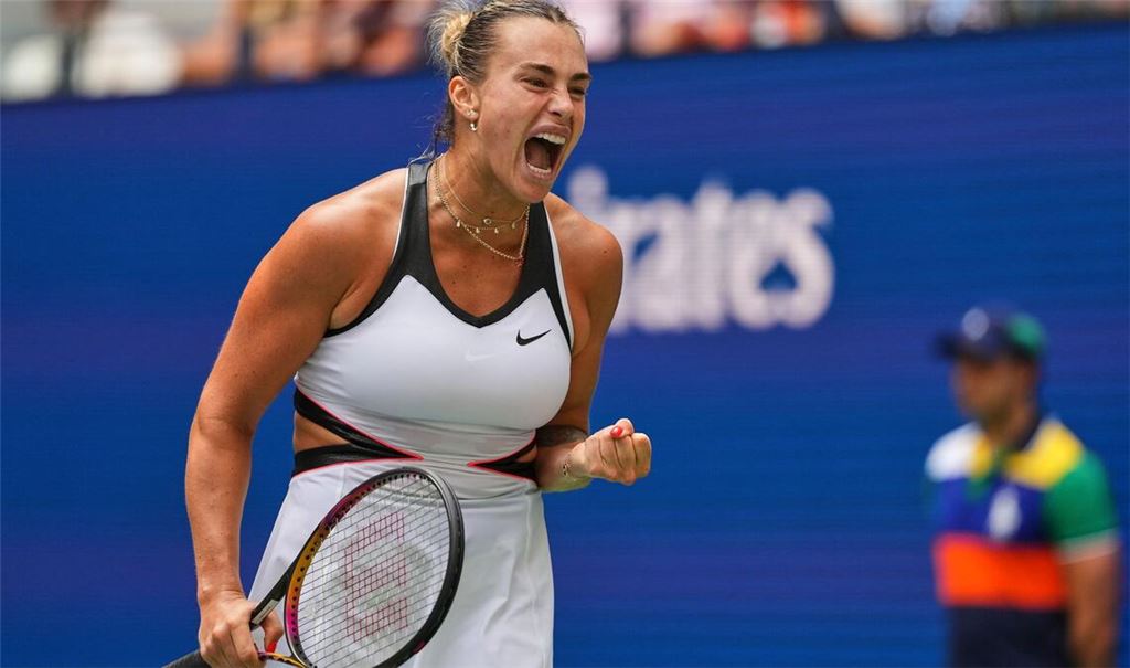 Aryna Sabalenka schaffte nach Problemen im ersten Satz am Ende souverän den Zweitrunden-Einzug.