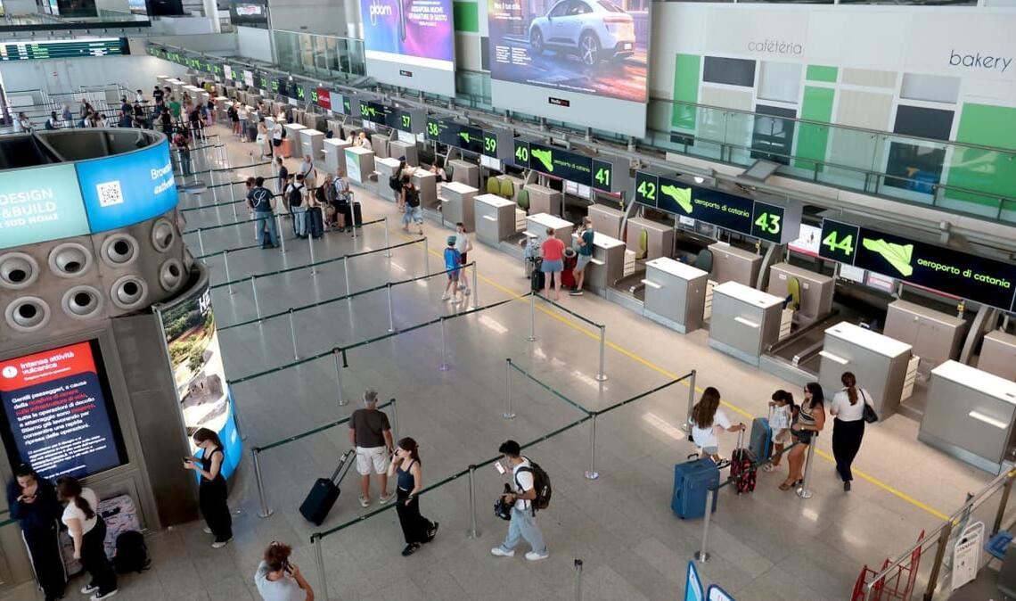 Aschewolken hatten den Flugbetrieb am Flughafen Catania unweit des Ätnas lahmgelegt. Nach den erheblichen Einschränkungen wegen des Ausbruchs läuft der Flugbetrieb am Flughafen inzwischen wieder weitgehend normal.