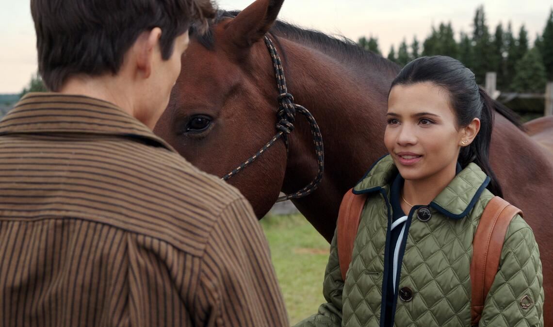 Um wie viel Uhr kommt die 2. Staffel? Ashby Gentry als Alex und Nikki Rodriguez als Jackie.