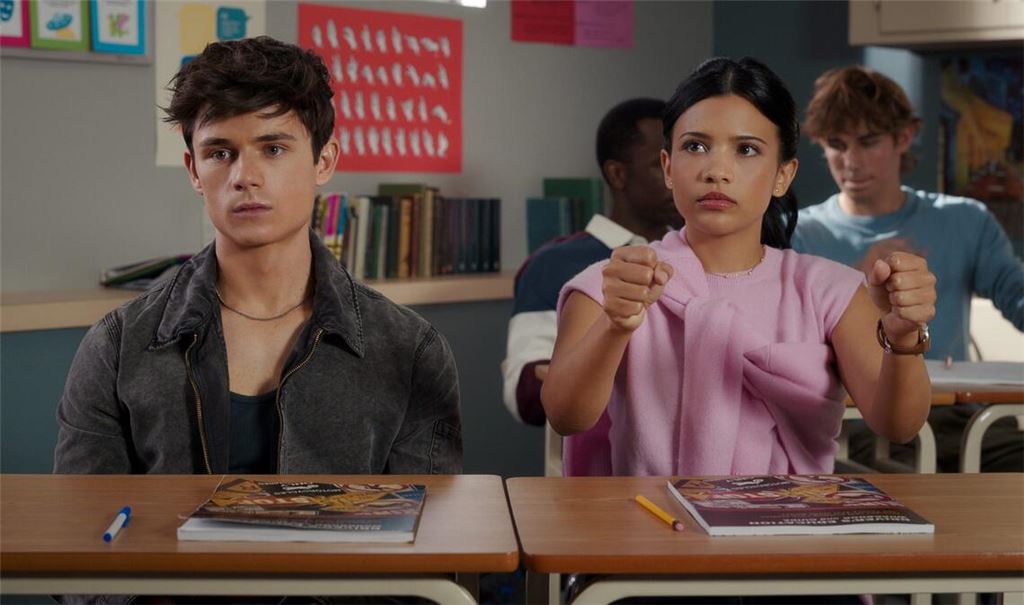 Ashby Gentry als Alex und Nikki Rodriguez als Jackie.