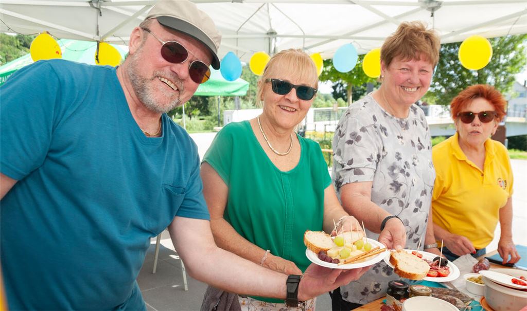 Asiago-Käse und Bassano-Salami garnieren Ulrich Tschätsch, Marion Tschätsch, Erika Stark und Gisela Schmid-Beck (v.li.) mit Oliven und Weintrauben. Foto: Fotomoment