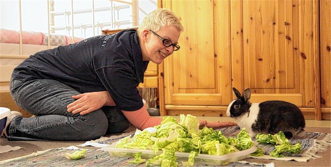 Astrid Niederl füttert ihren Kaninchen nur Frischfutter. Seit vielen Jahren hält sie die Tiere und engagiert sich mittlerweile auch im Kaninchenschutz-Verein.Fotos: Recken