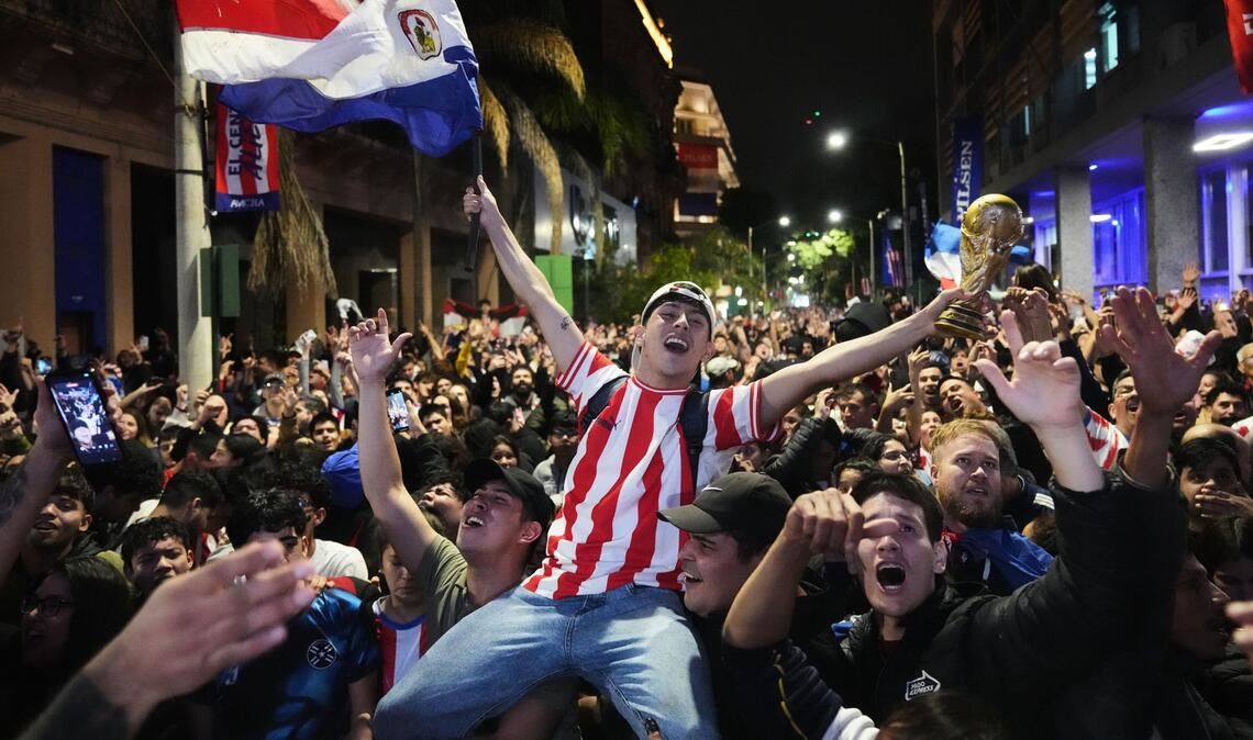 Asunción, Paraguay: Ausgelassene WM-Stimmung - Fans jubeln nach Spiel Deutschland gegen Paraguay .