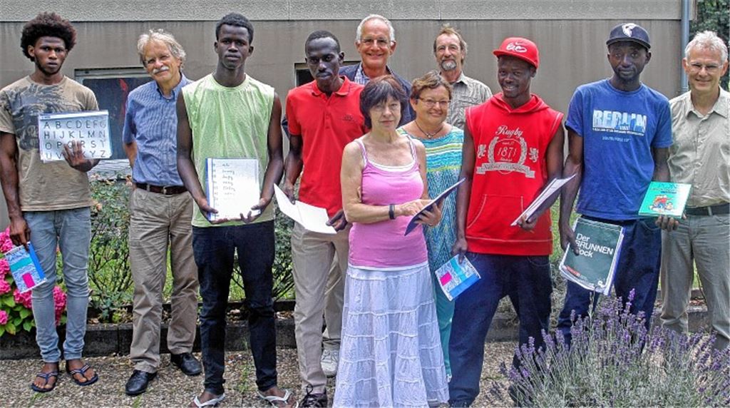 Asylbewerber aus Gambia lernen Deutsch und werden dabei vom Rotary-Club Mühlacker-Enzkreis unterstützt. Die Rotarier Jürgen Meeh (2. v. li.) und Dr. Michael Haack (5. v. li.) informieren sich vor Ort über den Unterricht, den Christa Drescher (vorne li.) und Heidi Kässer (vorne re.) geben. Pfarrer Jürgen Götze (re.) und Ulrich Noller (4. v. re.) sind die ersten Ansprechpartner für die Flüchtlinge aus dem westafrikanischen Staat. Foto: Goertz