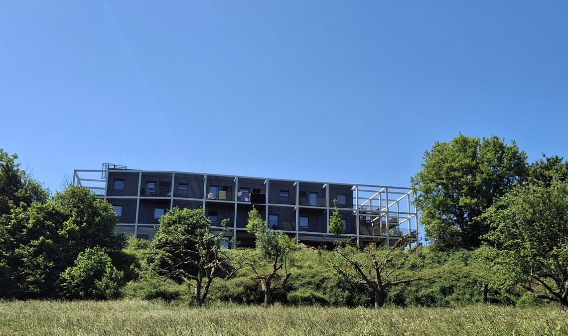 Atelier Kaiser Shen aus Stuttgart haben mit dem Entwurf für ein flexibel umnutzbares Geflüchtetenheim im Kreis Böblingen beeindruckt.