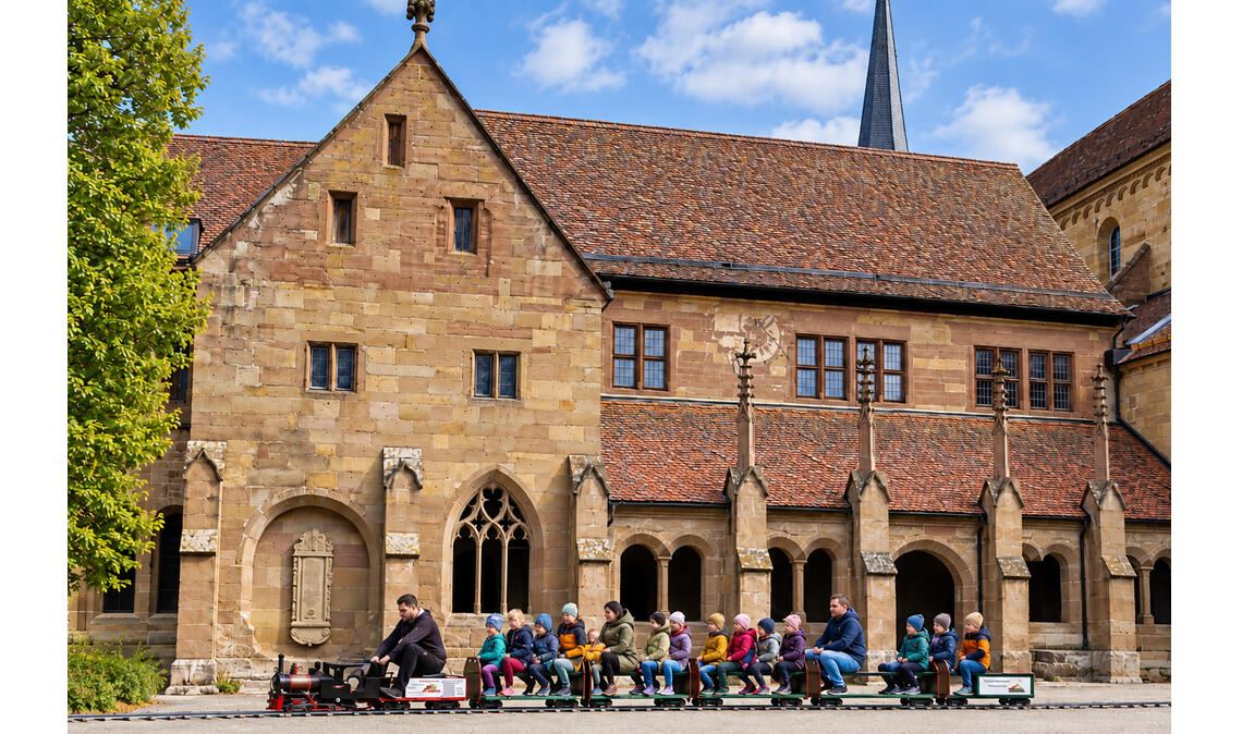 Attraktion für die Kinder: Die Dampfbahn dreht vor dem Kloster ihre Runden. Fotos: Bastian