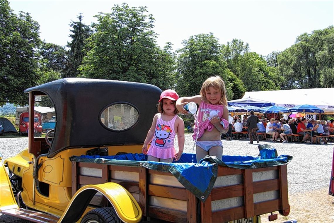 Attraktion für die Kinder: Die Ente mit Pritsche wird zum Planschbecken umfunktioniert.