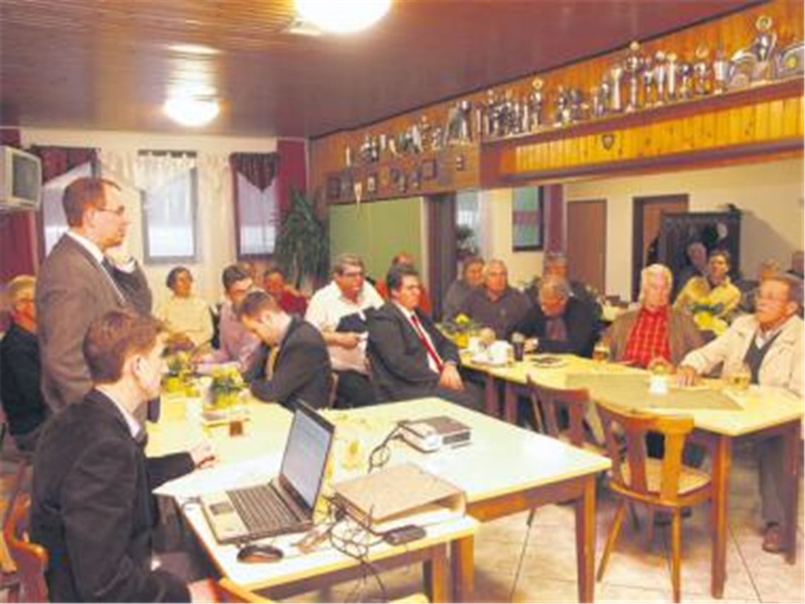 Au Backe, scheint Oberbürgermeister Frank Schneider zu denken, als er in Begleitung von Amtsleiter Ulrich Saur mit den Mühlhäusern über das künftige Wahlsystem der Stadt diskutieren muss. Doch die Momentaufnahme trügt: Die Stimmung im TSV-Vereinsheim bleibt immer sachlich, obwohl manchem  wie Altstadtrat Walter Schmierer (re.)  die Unechte Teilortswahl sehr am Herzen liegt. 
Foto: Eier