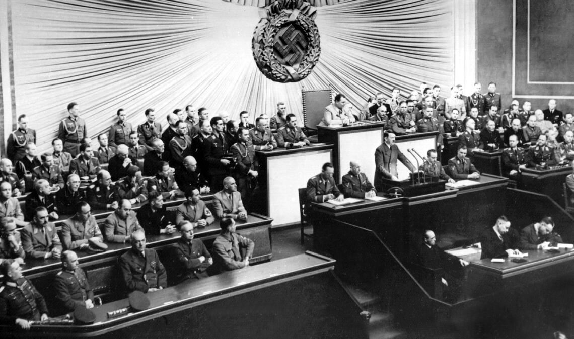 Auch Adolf Hitler, hier bei seiner Rede vor dem Reichstag in Berlin am 1. September 1939, findet sich in den Unterlagen des US-Nationalarchivs.