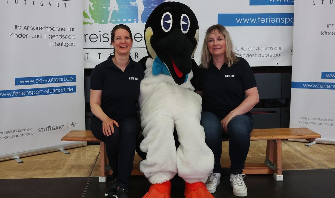 Auch Angestellte der BW-Bank helfen im Rahmen ihres Social Days beim Schulsportevent mit.