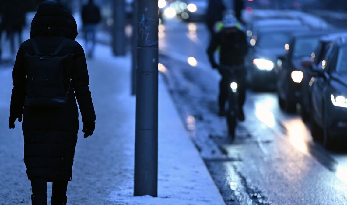 Auch Behinderungen im Straßen- und Bahnverkehr sind möglich. (Archivbild)