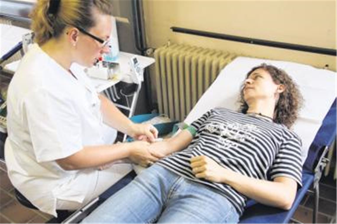 Auch Britta Herm von der Campingplatzverwaltung spendet einen halben Liter Blut. Sie wird betreut von DRK-Schwester Maike Renker. Foto: Goertz