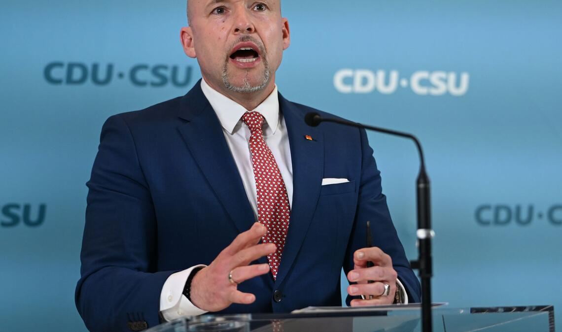 Auch CSU-Landesgruppenchef Alexander Hoffmann pocht auf Reformen statt Schulden. (Archivbild)