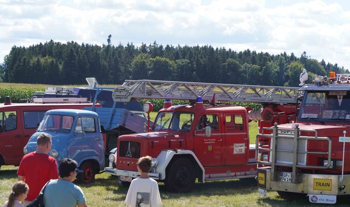 Mit dem Retro-Panzer über den Acker pflügen Auch Feuerwehrfahrzeuge waren auf dem Museumsgelände zu sehen.
