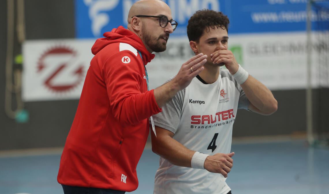 Auch Handball ist eine Frage der Einstellung: Frank Müller, Trainer des TSV Knittlingen, brieft seinen Spieler Matej Ivankovic. Fotos. Rubner