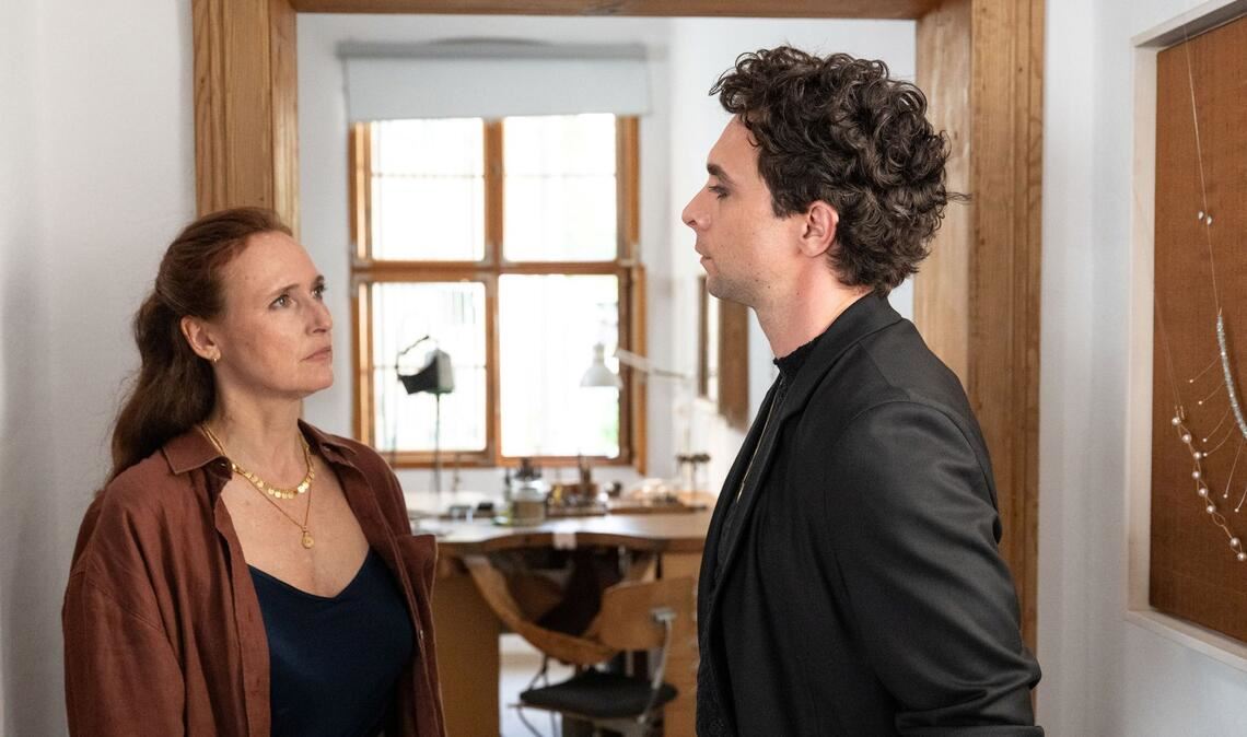 Auch Kommissar Ross hat Fragen an die Besitzerin des Juweliergeschäftes.