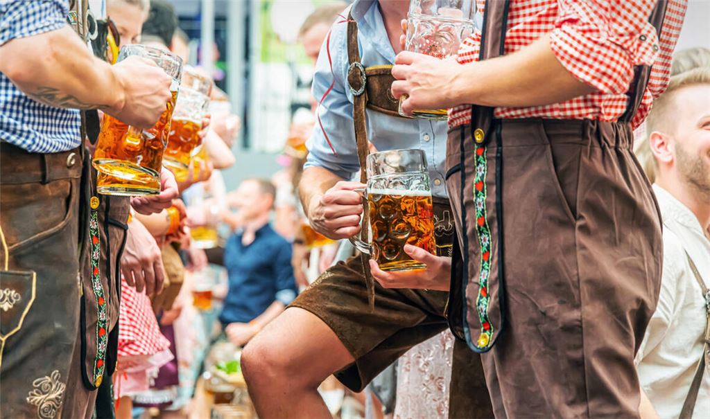 Auch Männer können bei der Tracht einiges richtig oder falsch machen.