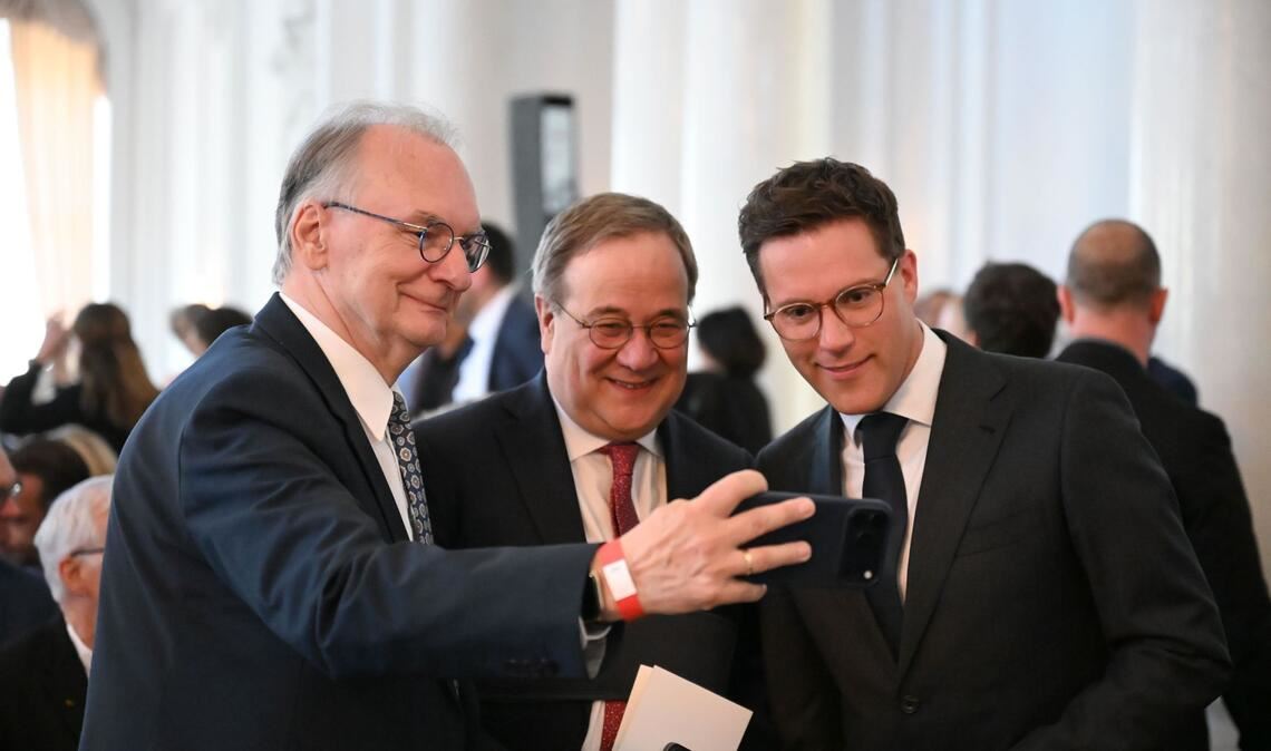 Auch Manuel Hagel, der derzeit mit den Grünen und Özdemir Koalitionsverhandlungen führt, war im Neuen Schloss dabei.