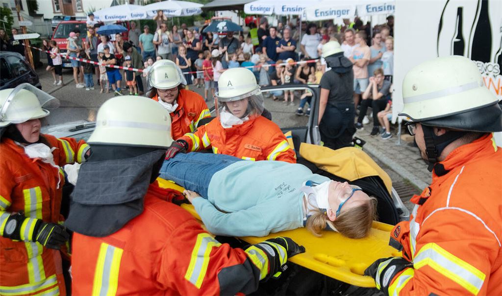 Auch Mitglieder der Jugendfeuerwehr packen im Zuge der Schauübung bei der Bergung des „Unfallopfers“ mit an. Foto: Fotomoment