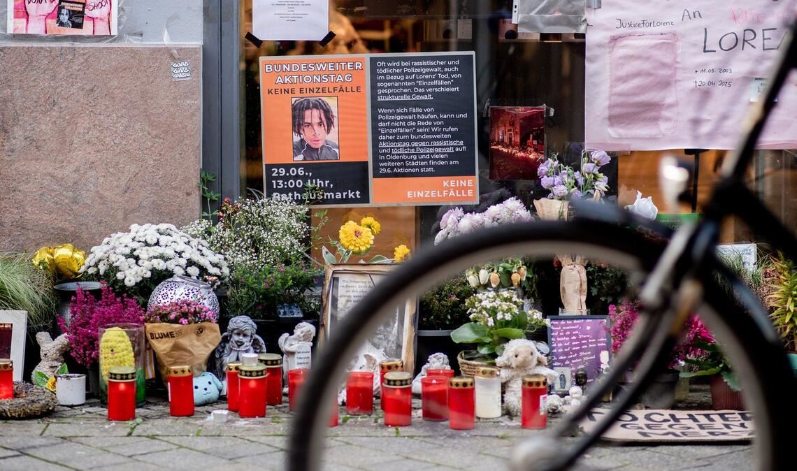 Auch Monate nach den tödlichen Schüssen hinterlassen Menschen am Tatort Blumen, Kerzen und Nachrichten im Gedenken an Lorenz.