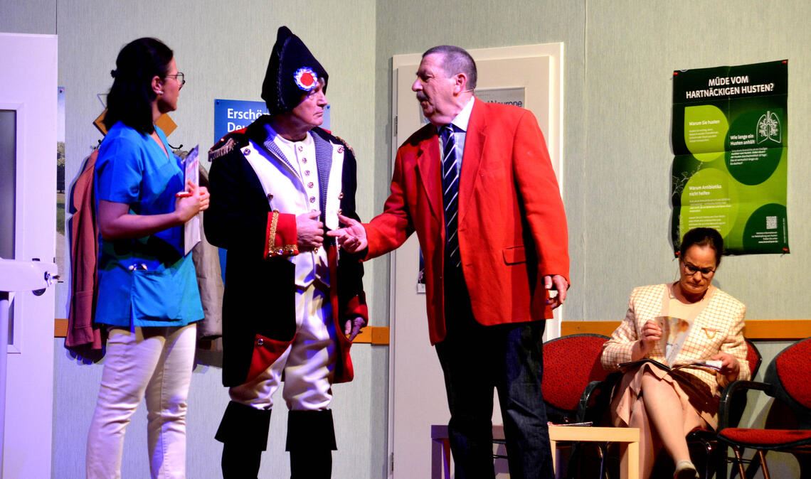 Lommelicher Napoleon wird ruckzuck therapiert Auch „Napoleon“ wird im Wartezimmer von „Dr. Biederbrock“ vorstellig. Foto: Stahlfeld