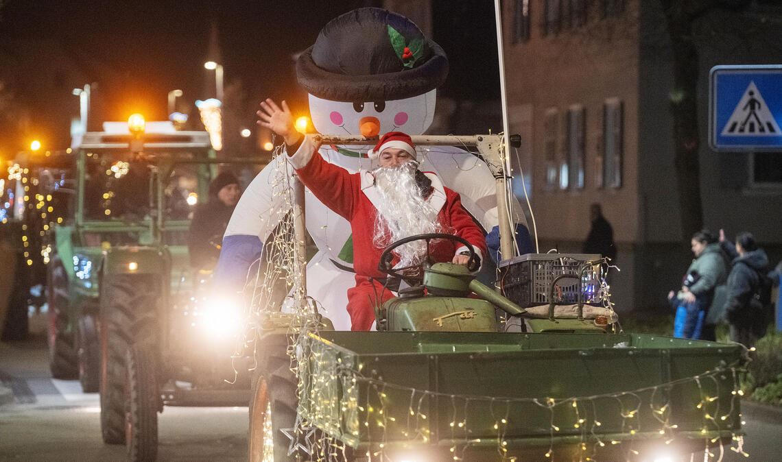 Auch Nikoläuse grüßen bei der „Lichterfahrt“ der Schlepperfreunde in Illingen. Fotos: Fomoment