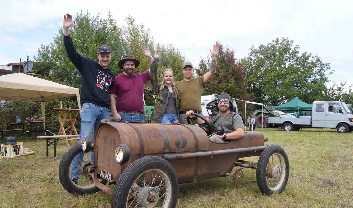 Mit dem Retro-Panzer über den Acker pflügen Auch Rennautos im Rostlook waren mit von der Partie.