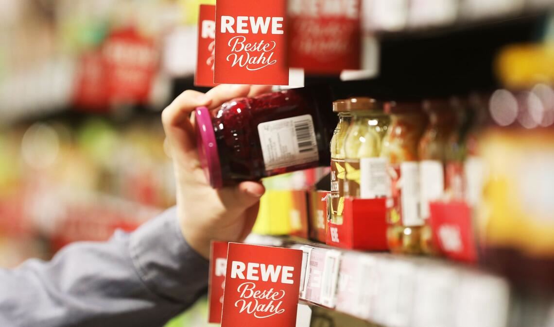 Auch Rewe-Kunden kauften zuletzt häufiger Eigenmarkenprodukte. (Archivbild)