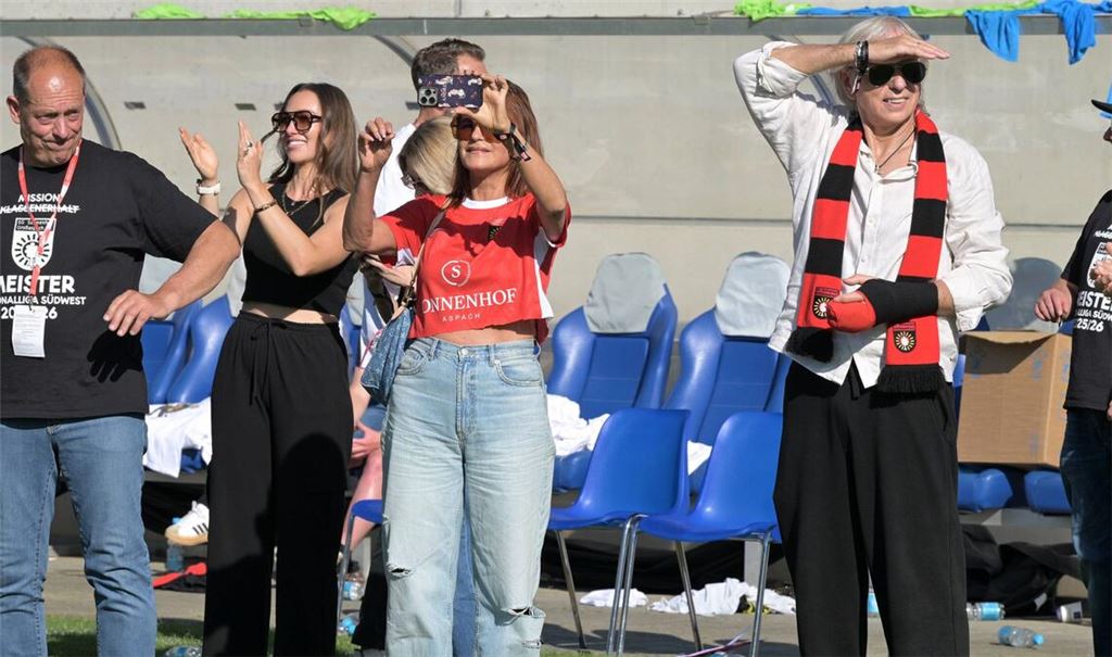 Auch Schlagerstars sind zuweilen Fans: Andrea Berg zückt ihr Smartphone, um die siegreichen Großaspacher zu fotografieren. Rechts daneben ihr Mann, der Unternehmer und Spielerberater Uli Ferber.