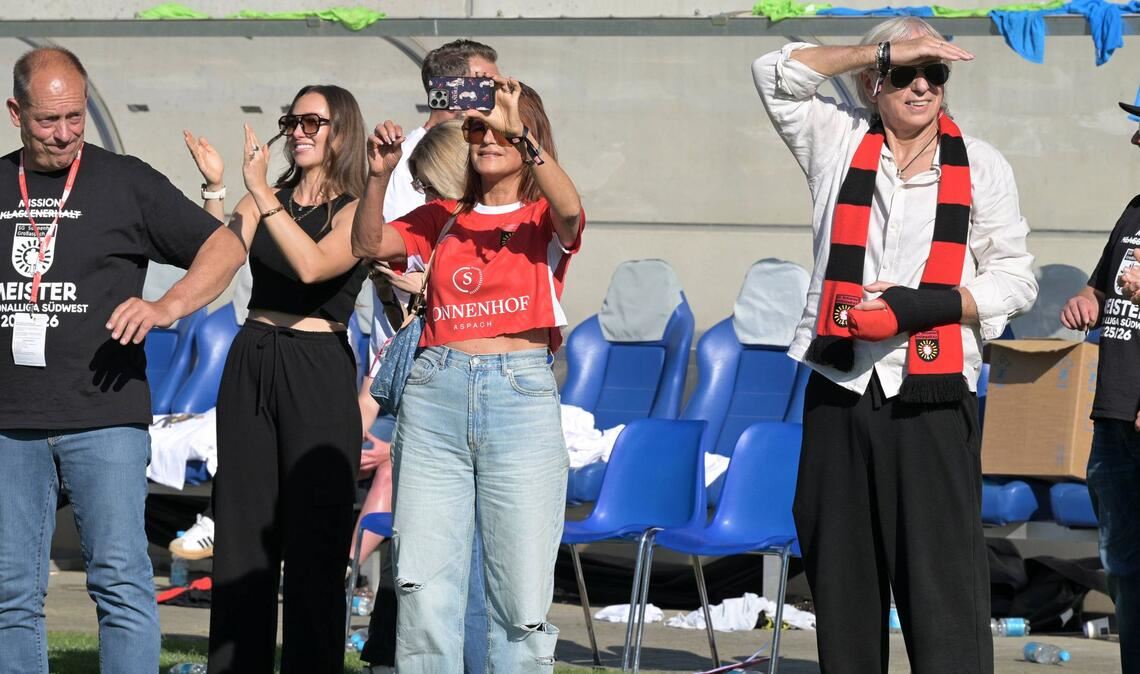 Auch Schlagerstars sind zuweilen Fans: Andrea Berg zückt ihr Smartphone, um die siegreichen Großaspacher zu fotografieren. Rechts daneben ihr Mann, der Unternehmer und SG-Mitgründer  Uli Ferber.