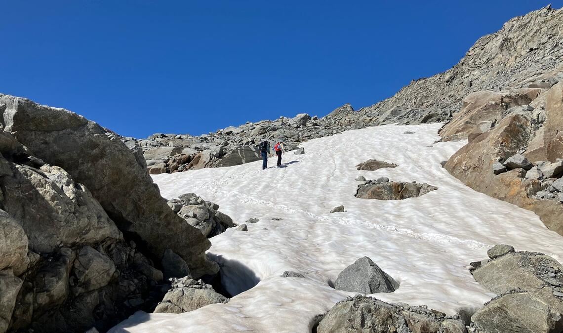 Auch Schneefelder werden weniger - ein Problem für die Wasserversorgung auf hochgelegenen Hütten.