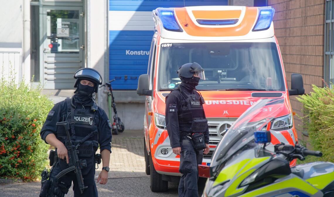 Auch Spezialeinheiten sind vor Ort.