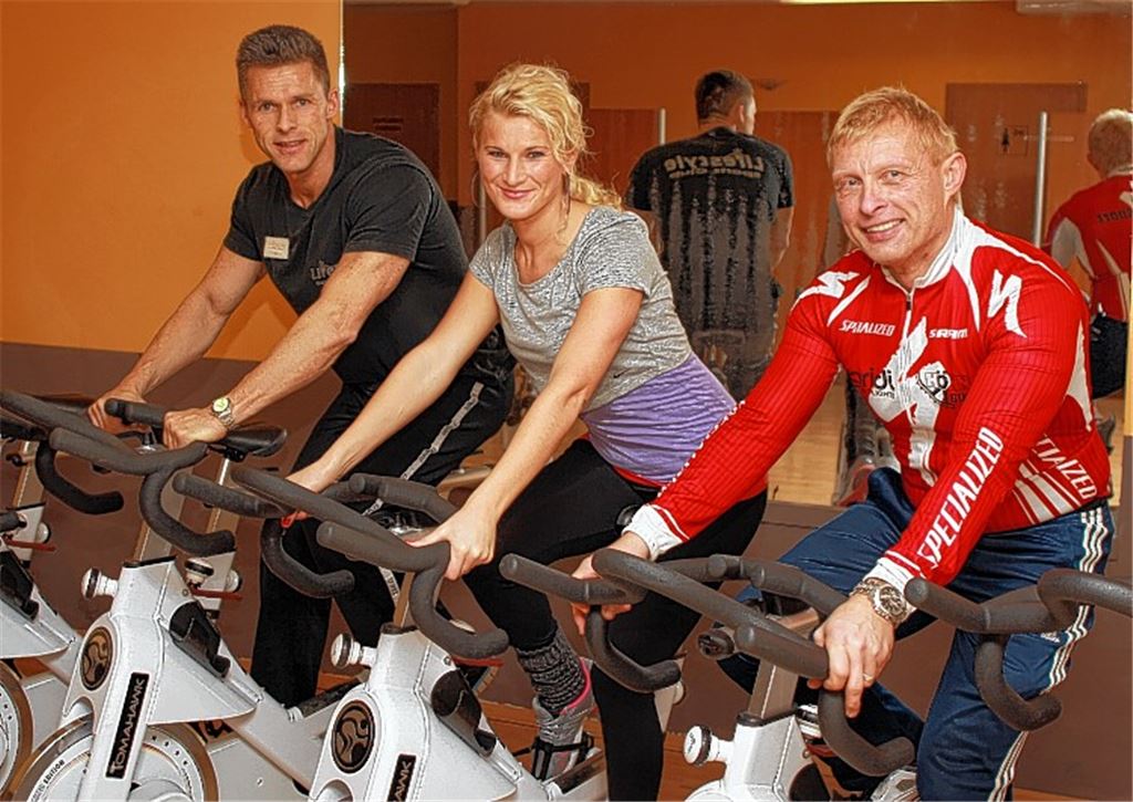Auch Sportler in Mühlacker machen mit: Olav Maneval, Inhaber des Lifestyle Sportsclub, und die Trainer Ivanka Cuzic Barisic und Georg Schmidt, zugleich Initiator des Indoorcycling Marathon freuen sich darauf. Foto: Recken