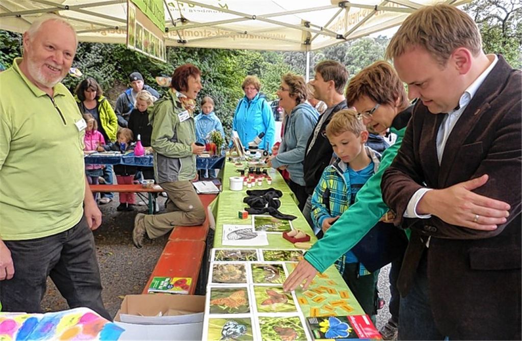 Auch Staatssekretär Ingo Rust (re.) interessiert sich fürs Thema Schmetterlinge.