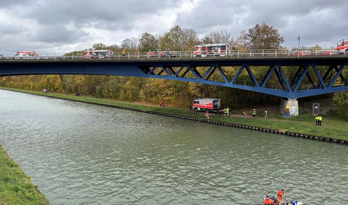 Unfall mit drei Toten im Kanal – Polizei untersucht Leichen Auch Taucher der Feuerwehr waren am Samstagnachmittag im Einsatz.