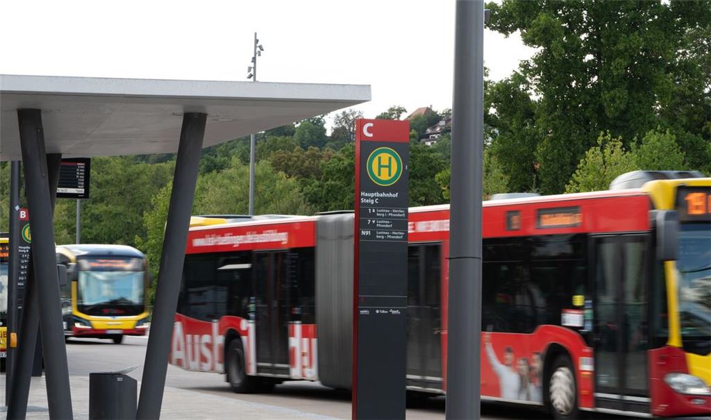 Auch Tübingen will seinen Busbahnhof überwachen lassen, um Graffitisprayer abzuschrecken oder schwere Straftaten zu verhindern. (Archivbild)