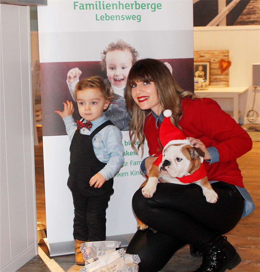 Auch Verkäuferin Sarah Böhm, hier mit Sohn Noah und Glawas Familienhund Molly, würde sich freuen, wenn die Aktion des „Café Lönchen“ breiten Zuspruch fände. Foto: Kollros