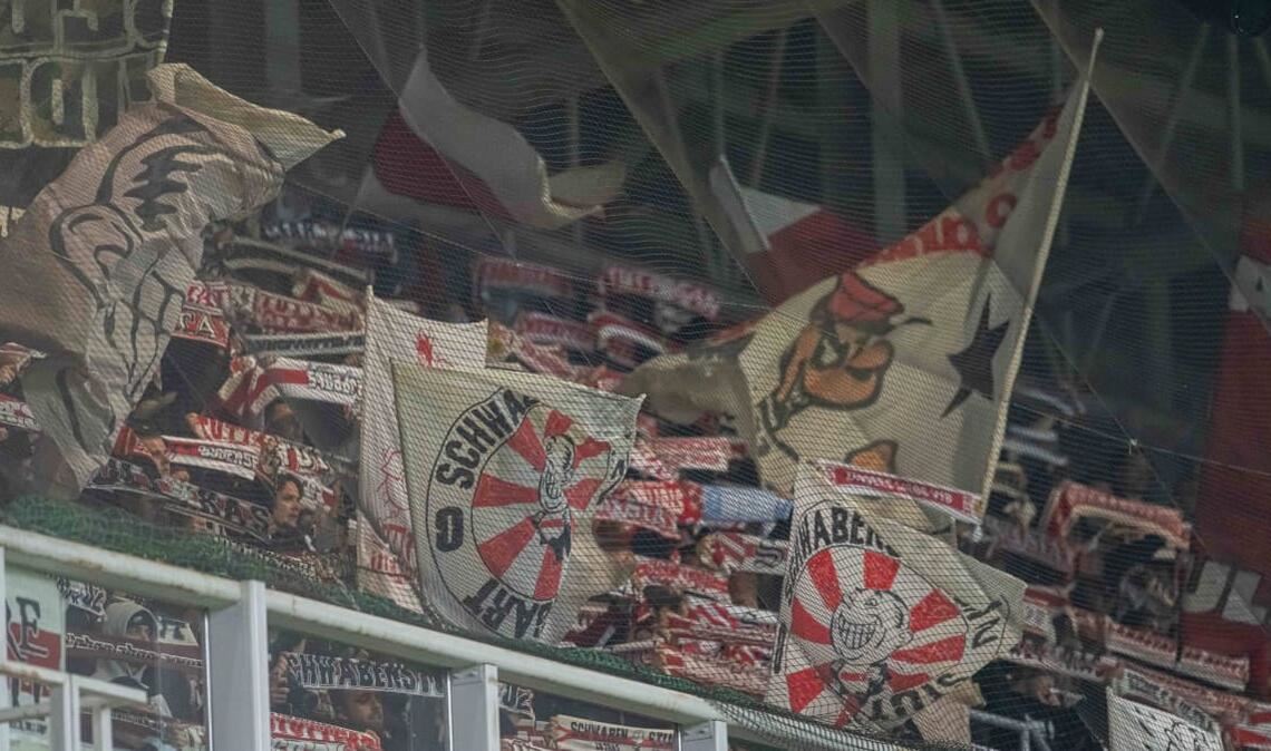 Auch VfB-Fans waren nach Bratislava gereist, um ihre Mannschaft im Gästeblock lautstark zu unterstützen.