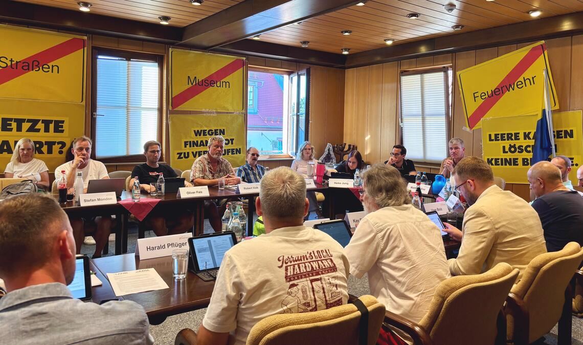 Auch Wiernsheim setzt ein Zeichen: Im Raatssaal werden mögliche Folgen der Finanznot aufgezeigt. Foto: Schüller