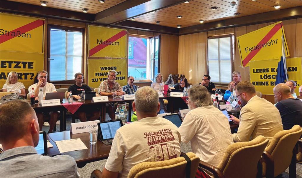Auch Wiernsheim setzt ein Zeichen: Im Raatssaal werden mögliche Folgen der Finanznot aufgezeigt. Foto: Schüller
