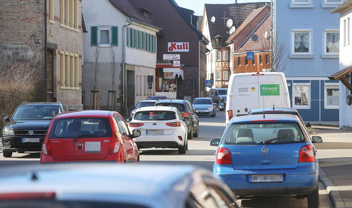 Auch abseits der Stoßzeiten ist im Illinger Ortskern viel Verkehr unterwegs. Außerdem herrscht stellenweise ein hoher Parkdruck wie hier an der Vaihinger Straße. Foto: Disselhoff
