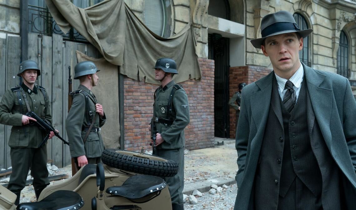 Auch als sich der tschechische Aufstand Bahn bricht, gibt Morava (Jonas Nay) die Suche nach dem Mörder nicht auf.