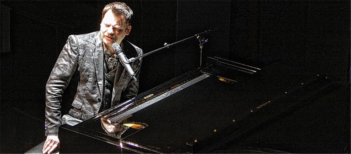 Auch am Flügel ein echter Unterhalter: Ingo Appelt spielt im ausverkauften Kulturhaus Osterfeld.