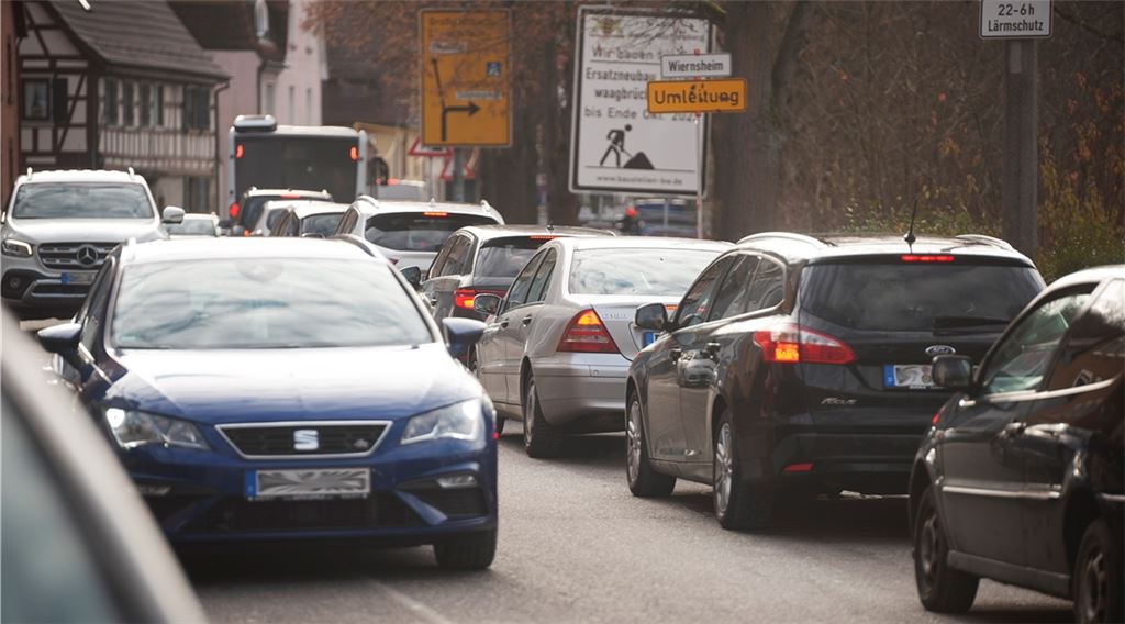Auch am Freitag bildeten sich auf der Enzstraße vor der Baustelle an der Herrenwaagbrücke Fahrzeugschlangen.Foto: Fotomoment