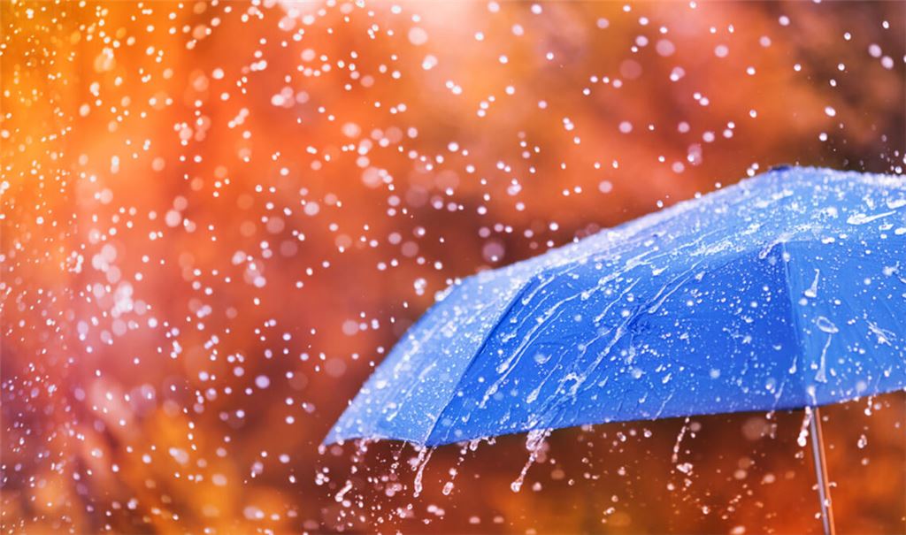 Auch am Montag hält der Regen an.