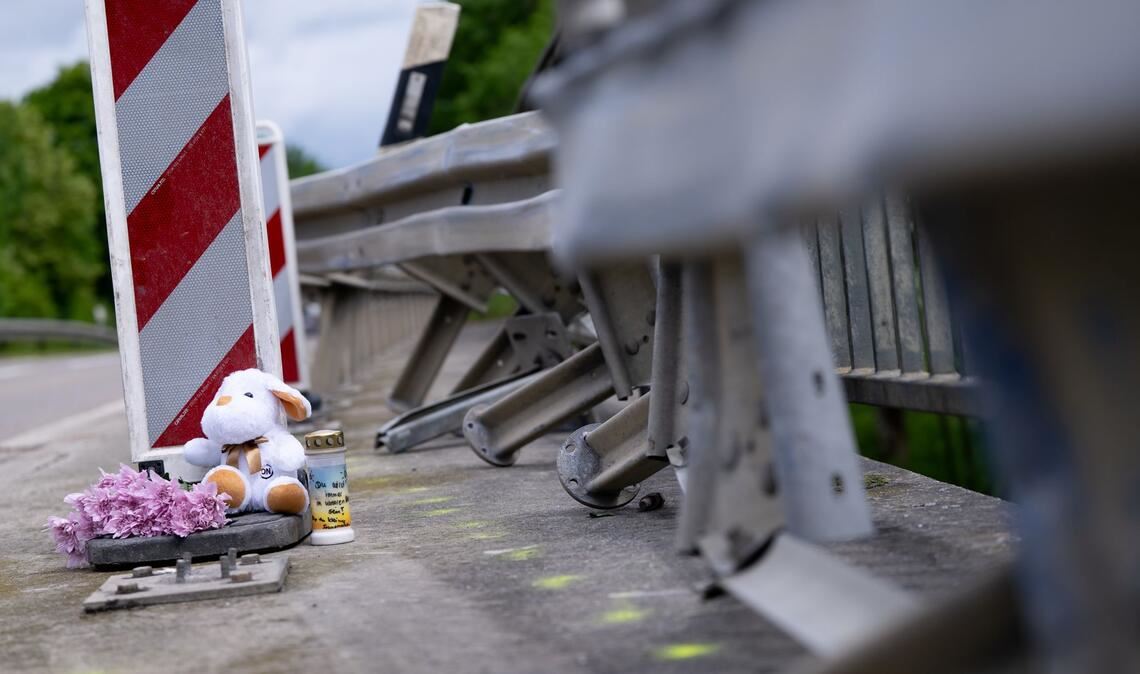 Auch am Unfallort wurden Blumen und Kerzen niedergelegt.