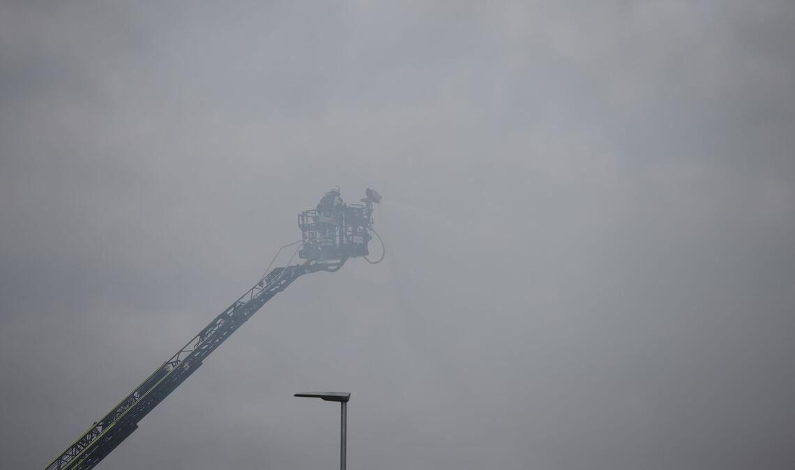Auch am Vormittag nach dem Feuer kämpfte die Feuerwehr gegen Glutnester.