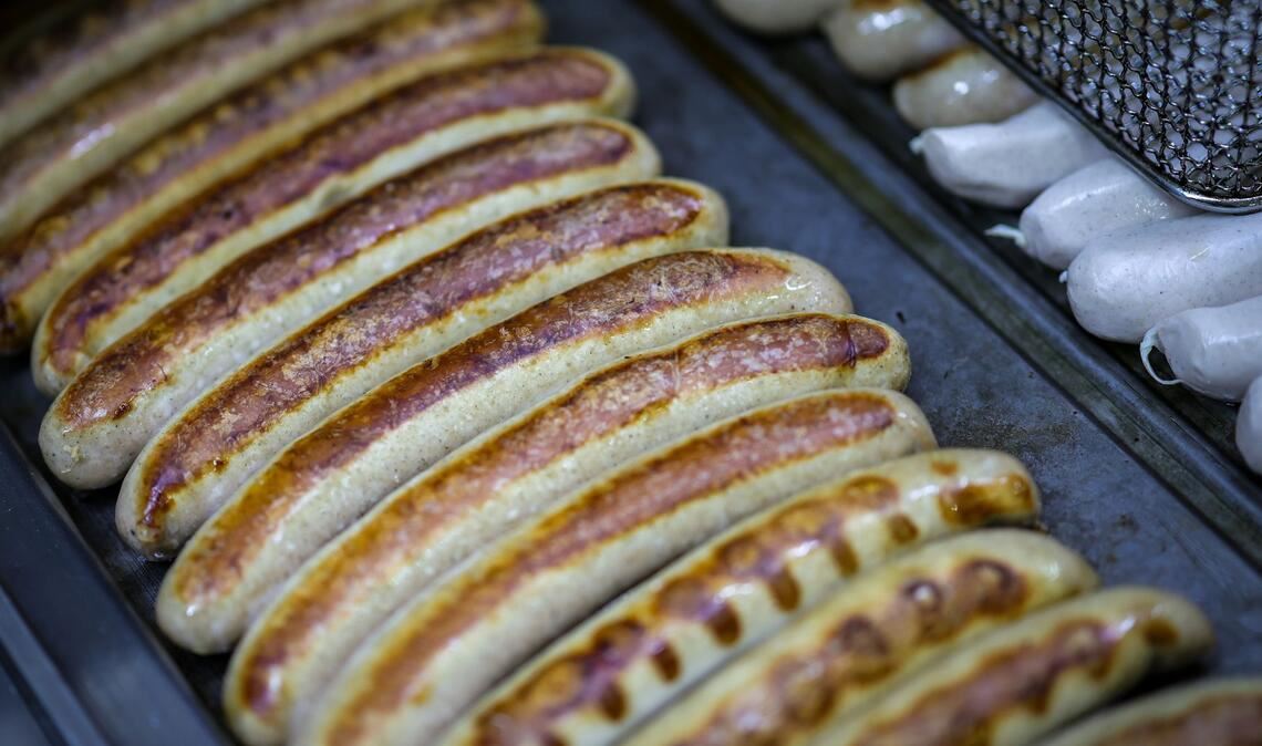 Auch an Imbissen sollen Infos zur Tierhaltung kommen. (Archivbild)